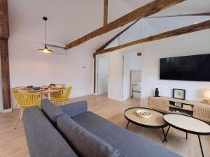 ein Wohnzimmer mit Sofa und Tisch in der Unterkunft Villa La Marquesa - amplia, con patio y barbacoa in Ourense