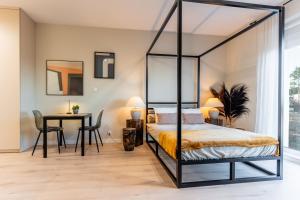 Ένα ή περισσότερα κρεβάτια σε δωμάτιο στο UKIEL PARK 13 przy Plaży Miejskiej Jezioro Ukiel Las