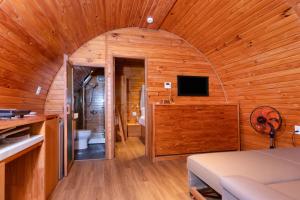 Zimmer mit einem Bett und einem Bad mit einem TV. in der Unterkunft Sim Resort in Phu Quoc