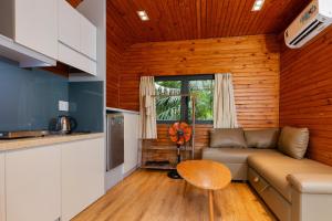 ein Wohnzimmer mit Sofa und Tisch in der Unterkunft Sim Resort in Phu Quoc