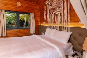 ein Schlafzimmer mit einem weißen Bett mit Himmelbett in der Unterkunft Sim Resort in Phu Quoc