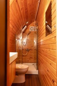 ein Badezimmer mit Toilette und Glasdusche in der Unterkunft Sim Resort in Phu Quoc + 28 Fotos