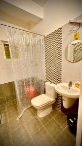 ein Badezimmer mit Toilette, Dusche und Waschbecken in der Unterkunft Villa 25 Eat-Sleep-Beach-Repeat in Kilpettai + 7 Fotos