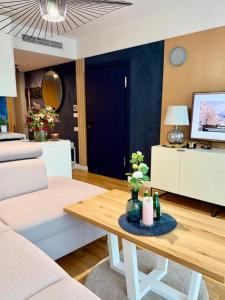 Μια τηλεόραση ή/και κέντρο ψυχαγωγίας στο Al-Dom Apartamenty Seaside 209 w widokiem na morze