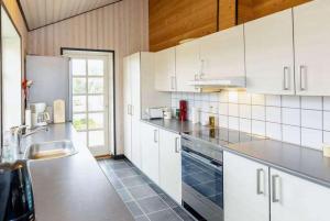 Η κουζίνα ή μικρή κουζίνα στο Summerhouse in strandlyst