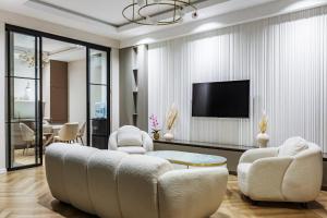 TV a/nebo společenská místnost v ubytování Kazakhstan Residense 178 by Royal Rentals