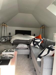 En eller flere senge i et værelse på Coorie Cottage