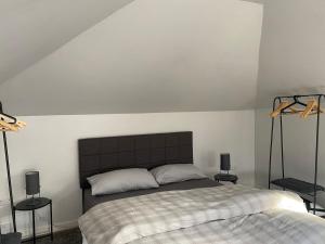 En eller flere senge i et værelse på Coorie Cottage