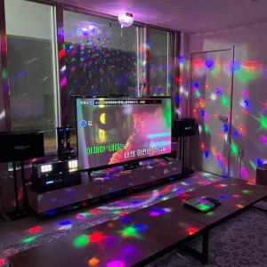 TV a/nebo společenská místnost v ubytování YangGang house Daejeon