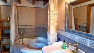 ein Badezimmer mit Badewanne, Toilette und Waschbecken in der Unterkunft Casa vacacional El Rincón de Soto in Soto de Cangas + 20 Fotos