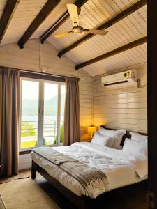 浦那Waterrock Bhor的一间卧室配有一张大床和吊扇
