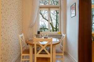 ein Esszimmer mit Tisch und Stühlen und einem Fenster in der Unterkunft Mysłowice Urban Harmony Apartment by BookingHost in Mysłowice + 10 Fotos