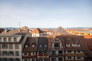 eine Gruppe von Häusern und Gebäuden in einer Stadt in der Unterkunft Le 12 - City Center in Colmar
