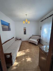 ein Schlafzimmer mit einem Bett und einer Couch in der Unterkunft claudistaudis guesthouse in Vergia