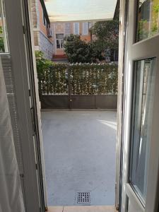 une porte ouverte menant à une cour avec une clôture dans l'établissement Apartments Maraton, à Split