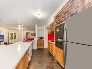 Kuchyň nebo kuchyňský kout v ubytování MetaWise Cozy Family Room4 in Shared Home Free Parking