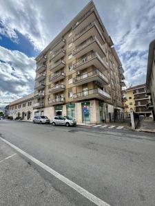 een groot appartementencomplex met auto's op straat bij Sostal5 in Chiubbica