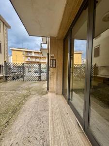 een leeg gebouw met glazen deuren aan de zijkant bij Sostal5 in Chiubbica +7 foto's