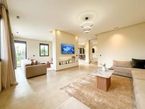 TV a/nebo společenská místnost v ubytování Villa CAN 2025 & Chill Marrakech