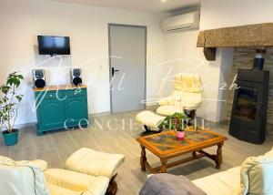 TV a/nebo společenská místnost v ubytování Chez Jeanne, maison en pierre de pays avec jardin