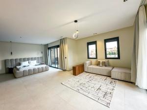 Postel nebo postele na pokoji v ubytování Villa CAN 2025 & Chill Marrakech + 23 fotografií