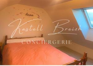 ein Schlafzimmer mit einem Schild, auf dem „Restell-Benefizkonferenz“ steht in der Unterkunft Chez Jeanne, maison en pierre de pays avec jardin in Plougonver