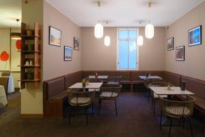 アンタナナリボにあるTANA-Boutique Hôtelのレストラン(テーブルと椅子付)