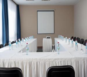 アンタナナリボにあるTANA-Boutique Hôtelの水のボトルを入れたテーブル