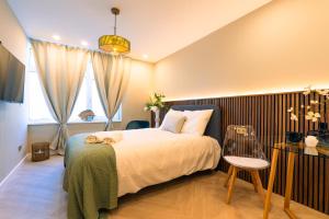 Ένα ή περισσότερα κρεβάτια σε δωμάτιο στο Family Double floor top view Art Apartment R3&5