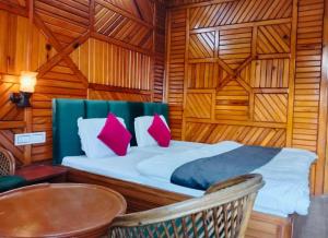 Postel nebo postele na pokoji v ubytování Naini Lake Stays