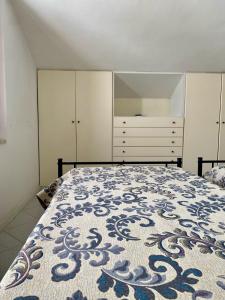 een slaapkamer met een groot bed en een ladekast bij Casa Roberto in Giulianova