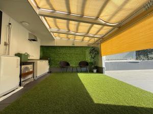 a kitchen with a green rug on the floor at Osaka03 地铁站步行两分钟 直达难波 日本桥 梅田 关西机场 in Osaka