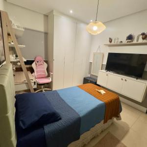 Μια τηλεόραση ή/και κέντρο ψυχαγωγίας στο Quarto individual com banheiro privativo em casa moderna em condomínio em Belém