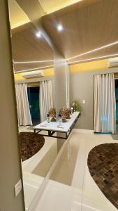 Ένα ή περισσότερα κρεβάτια σε δωμάτιο στο Quarto individual com banheiro privativo em casa moderna em condomínio em Belém