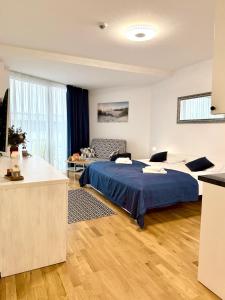 Postel nebo postele na pokoji v ubytování AL-DOM Apartament Seaside z bocznym widokiem na morze i miejscem w hali garażowej