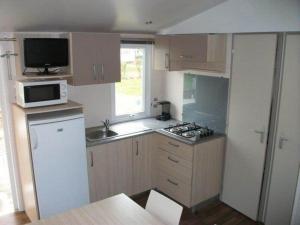 Kuchyň nebo kuchyňský kout v ubytování Mobil Home 3Ch - 6Pers 15min Europa PARK 670E