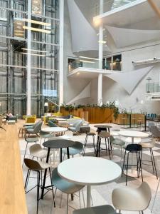 Restaurace v ubytování AL-DOM Apartament Seaside z bocznym widokiem na morze i miejscem w hali garażowej