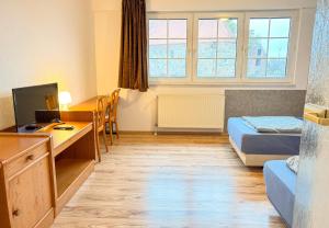 a small room with a bed and a desk and a bed and a desk at 33 - 17 Hotelkamer voor twee personen in Marx in Bunkenburg