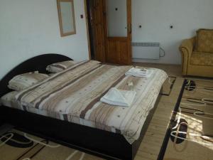 a large bed with towels on it in a room at Guest House Jani in Trigrad