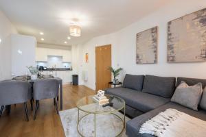 ein Wohnzimmer mit Sofa und Tisch in der Unterkunft Modern 1BR Apt - Sleeps 4 - Parking - Balcony in Hoo