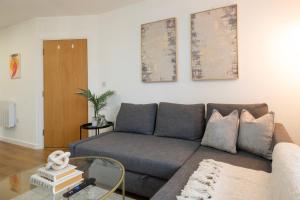 ein Wohnzimmer mit einer Couch und einem Glastisch in der Unterkunft Modern 1BR Apt - Sleeps 4 - Parking - Balcony in Hoo + 27 Fotos