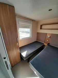 ein kleines Zimmer mit einem Bett und einem Fenster in der Unterkunft INTUITION 3 ch, 2 sdb - Confort et sérénité au quotidien, entre mer et campagne in Lattes + 35 Fotos