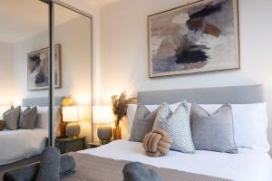 Postel nebo postele na pokoji v ubytování Modern 1BR Apt - Sleeps 4 - Parking - Balcony