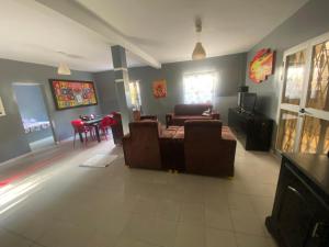 ein Wohnzimmer mit Sofa und Tisch in der Unterkunft Villa mango in Somone