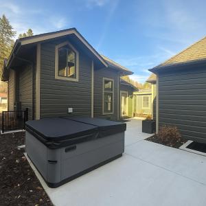 ein Haus mit einem Grill auf der Einfahrt in der Unterkunft Old Town Luxe Retreat-Walk to Main, Hottub-Casita 173 home in Park City