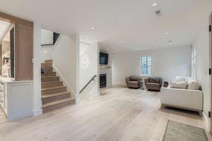 ein Wohnzimmer mit einer Treppe in einem Haus in der Unterkunft Old Town Luxe Retreat-Walk to Main, Hottub-Casita 173 home in Park City