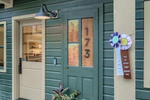 eine Eingangstür eines Hauses mit einer Nummer darauf in der Unterkunft Old Town Luxe Retreat-Walk to Main, Hottub-Casita 173 home in Park City