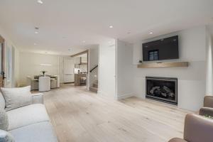 ein Wohnzimmer mit Couch und Kamin in der Unterkunft Old Town Luxe Retreat-Walk to Main, Hottub-Casita 173 home in Park City + 29 Fotos