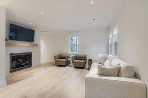 ein Wohnzimmer mit Couch und Kamin in der Unterkunft Old Town Luxe Retreat-Walk to Main, Hottub-Casita 173 home in Park City