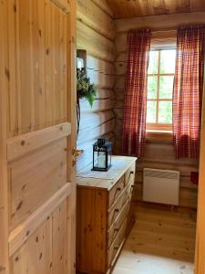 Ảnh trong thư viện ảnh của Traditional Log Cabin By Lake Mykletjønn ở Luråsgrendi